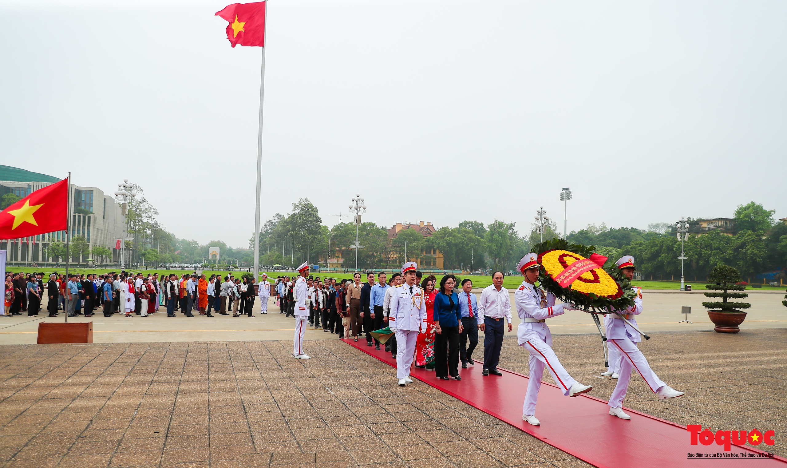 Đoàn đại biểu Già làng, Trưởng bản, Nghệ nhân các dân tộc Việt Nam báo công dâng Bác - Ảnh 7.